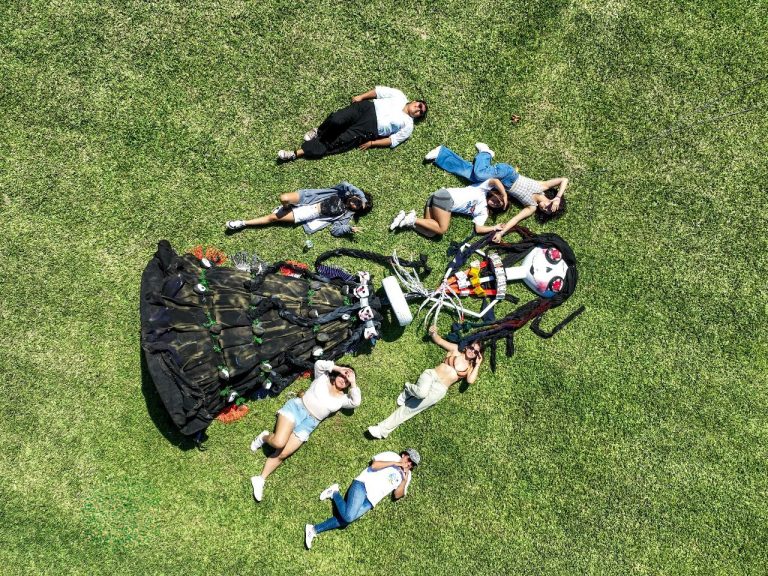 estudiantes trabajando en espacio creativo